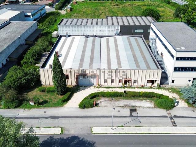 Capannone in vendita di 1400 m² in Via del Commercio, 2