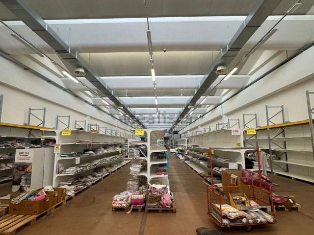Capannone in vendita di 1400 m² in Via Don Eugenio Servadei