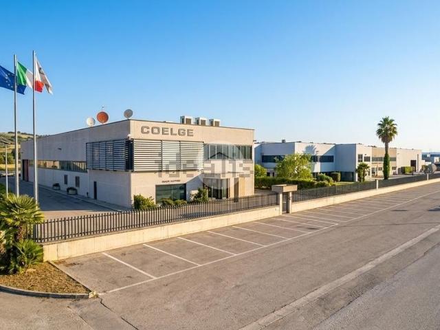 Capannone in vendita di 1400 m² in Via Enrico Mattei Z.I 69