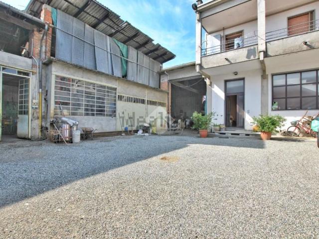Capannone in vendita di 1400 m² in Via G. Garibaldi, 7