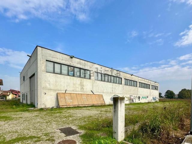 Capannone in vendita di 1400 m² in Via Stradel Basso, 1