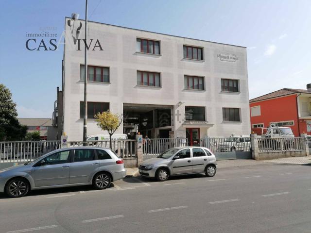 Capannone in vendita di 1400 m² in Via Val Tiberina, 21