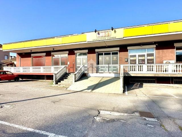 Capannone in vendita di 140 m² in Via Mario Balustra, 28