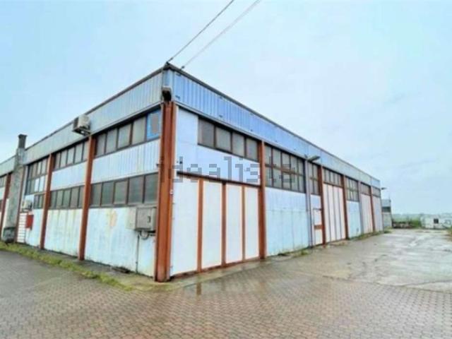 Capannone in vendita di 1410 m² in Via Roma