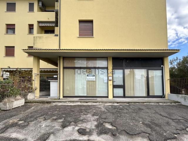 Capannone in vendita di 141 m² in Via L. Da Vinci