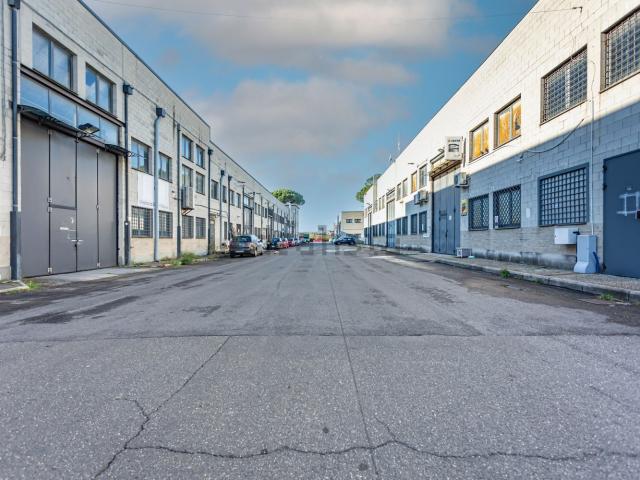 Capannone in vendita di 1426 m² in Via Giuseppe Gagliani Caputo, 23