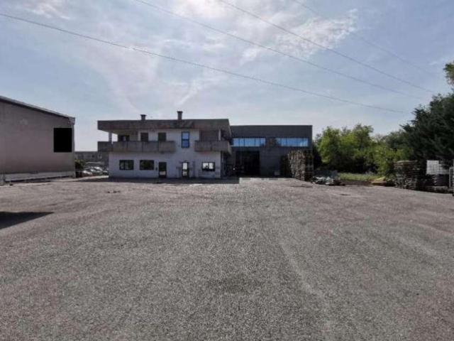 Capannone in vendita di 1429 m² in Via Brigata Julia