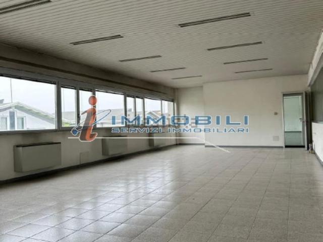 Capannone in vendita di 1430 m² in Via Abruzzi