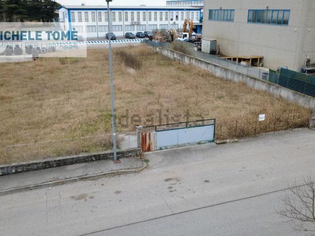 Capannone in vendita di 144 m² in Strada Provinciale 27a