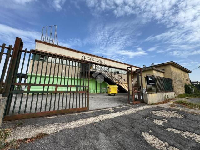 Capannone in vendita di 1450 m² in Via Quarto Negroni, 48