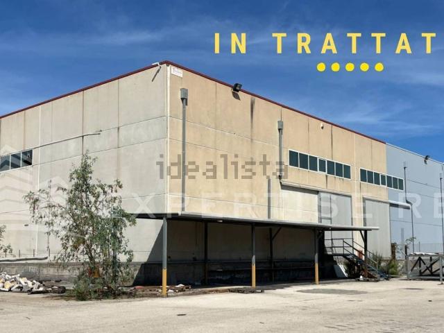 Capannone in vendita di 1450 m² in Via Cosmo Mollica Alagona, 70