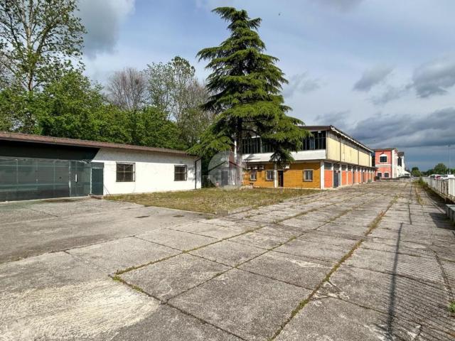 Capannone in vendita di 1450 m² in Via del Palazzo, 1