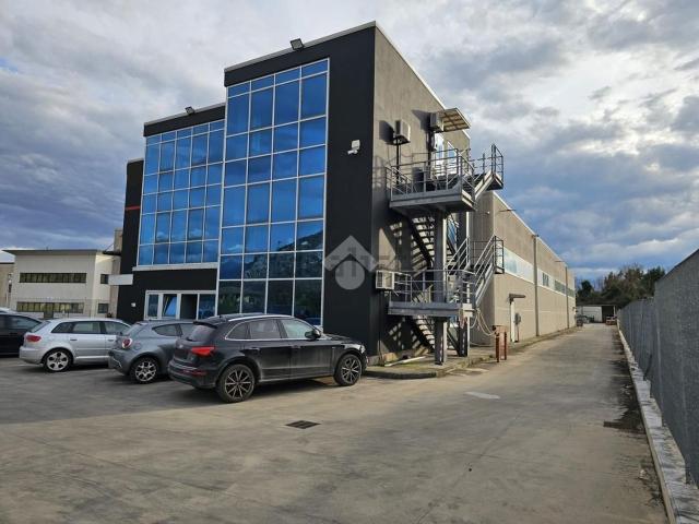 Capannone in vendita di 1450 m² in Via Ponte la Pietra
