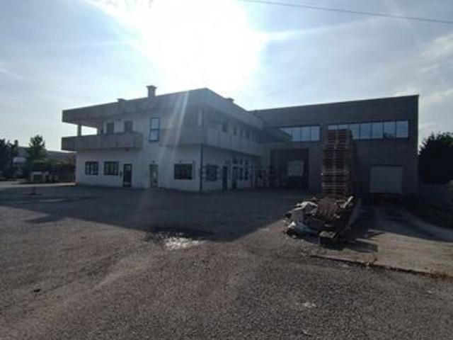 Capannone in vendita di 1453 m² in Via Brigata Julia, 59