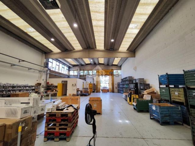 Capannone in vendita di 1480 m² in Via delle Groane, 43