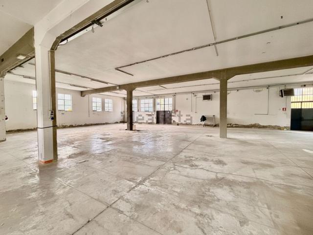 Capannone in vendita di 1480 m² in Viale Europa