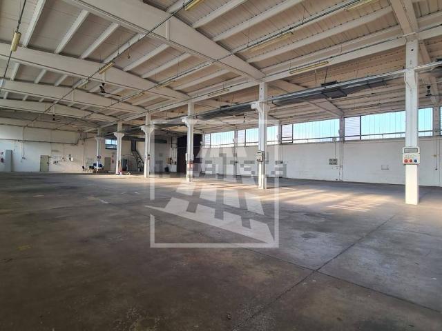 Capannone in vendita di 1497 m² in Via Filippo De Pisis, 10