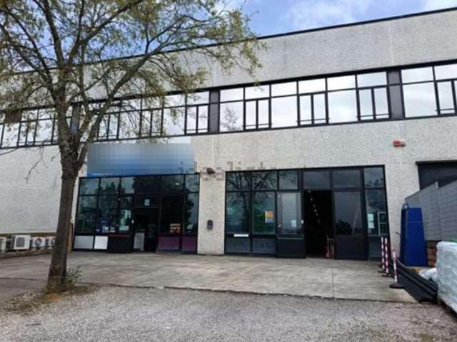 Capannone in vendita di 1506 m² in Via delle Nazioni Unite
