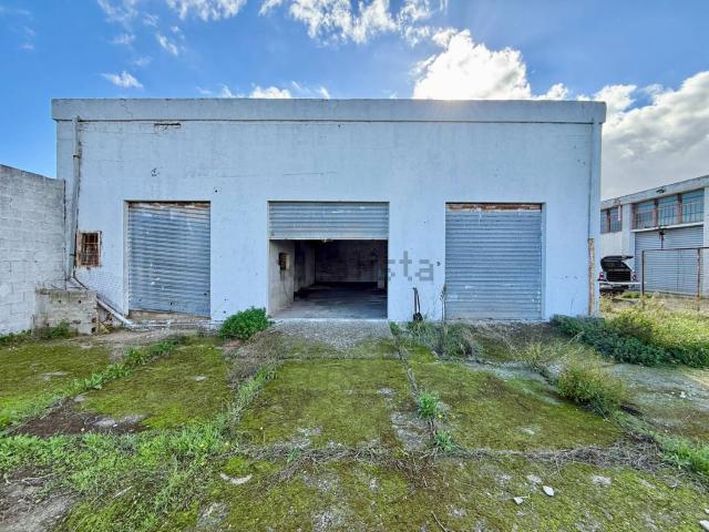Capannone in vendita di 1500 m² in Strada Statale 554 Cagliaritana