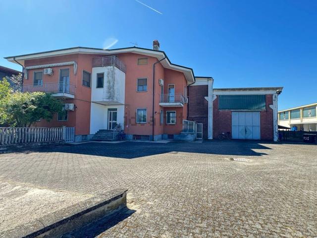 Capannone in vendita di 1500 m² in Piazza Industria, 12