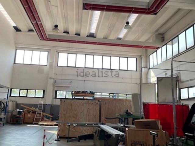 Capannone in vendita di 1500 m² in Via Cardano