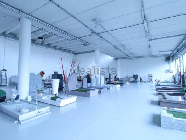 Capannone in vendita di 1500 m² in Via Como, 13