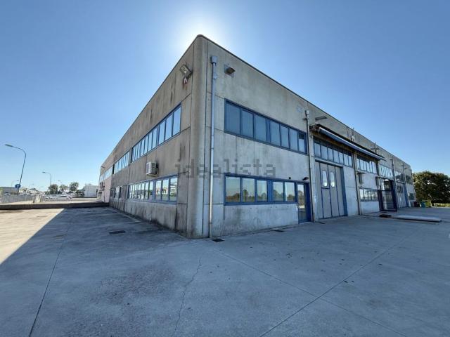 Capannone in vendita di 1500 m² in Via E. Bugatti, 39