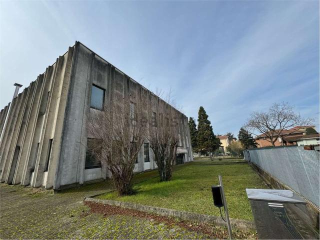 Capannone in vendita di 1500 m² in Via Francesco Saverio Nitti, 16