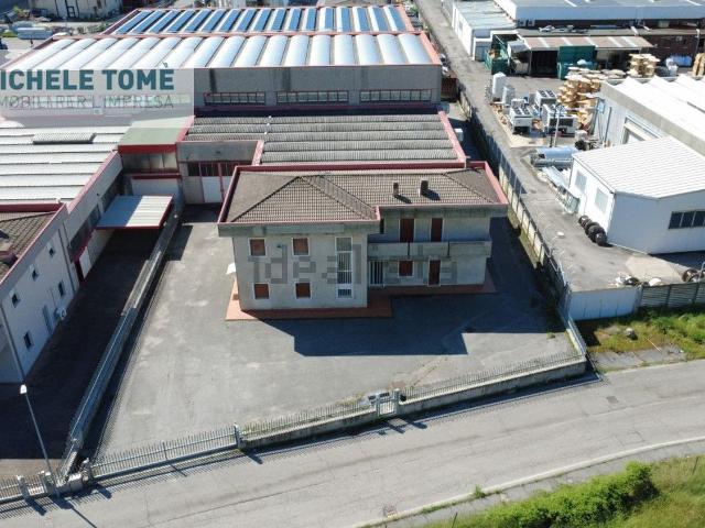 Capannone in vendita di 1500 m² in Via Giovanni XXIII