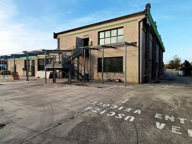 Capannone in vendita di 1500 m² in Via Giuseppe Compagnoni