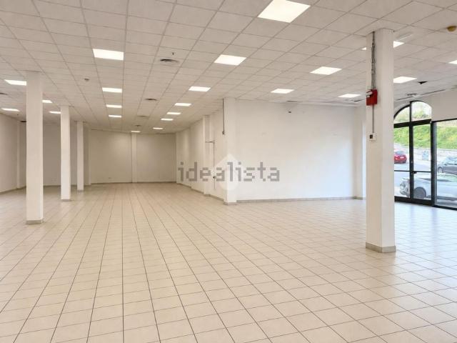 Capannone in vendita di 1500 m² in Via Istituto Oneto, 17