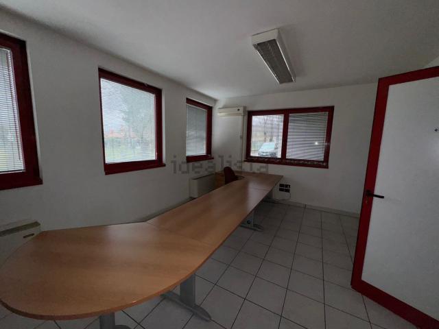 Capannone in vendita di 1500 m² in Via Lago di Misurina