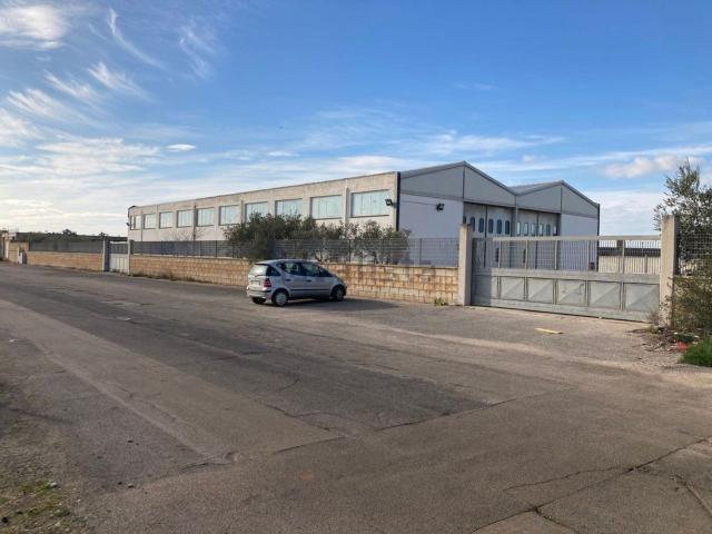Capannone in vendita di 1500 m² in Via Primaldo Politi
