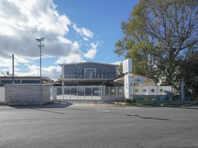 Capannone in vendita di 1500 m² in Via Salvatore Vicino