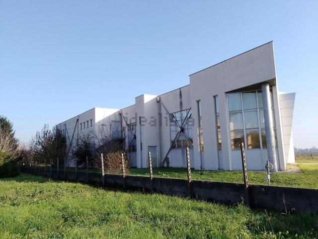 Capannone in vendita di 1500 m² in Via Umberto Saba, 9