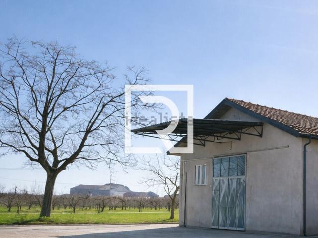 Capannone in vendita di 150 m² in Via Cesenatico