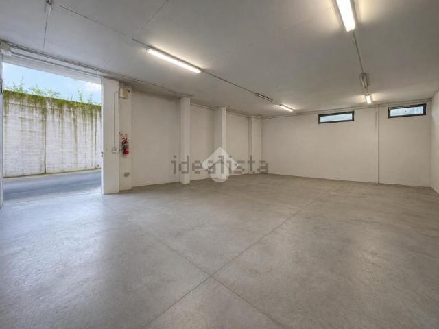 Capannone in vendita di 150 m² in Via A.Gianotti