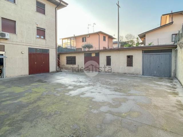 Capannone in vendita di 150 m² in Via Dante, 21