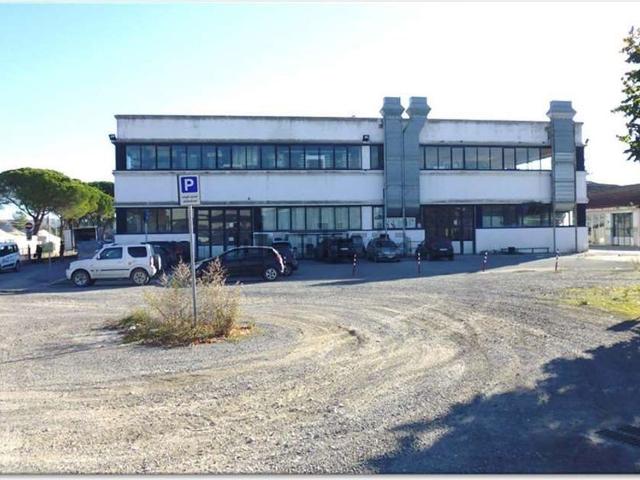 Capannone in vendita di 1518 m² in Via Cassia Sud