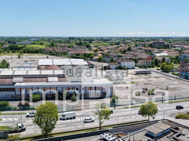 Capannone in vendita di 15111 m² in Viale Italia, 200