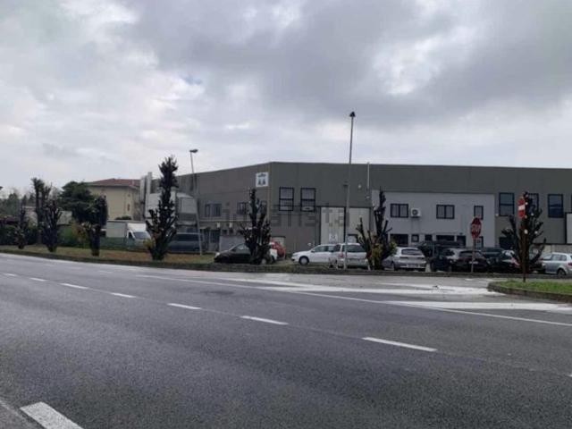 Capannone in vendita di 1511 m² in Via Francesco Bonaventura Cavalieri, 1