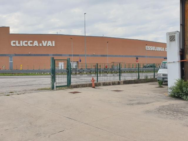 Capannone in vendita di 1520 m² in Via dei Montecchi