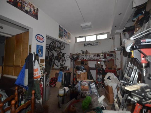 Capannone in vendita di 154 m² in Via Ippolito Nievo, 13