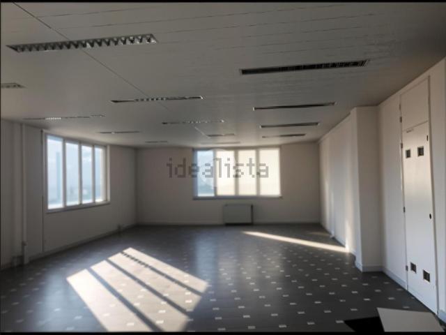 Capannone in vendita di 1570 m² in Via Borzoli