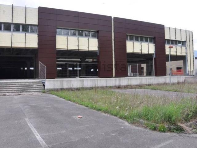 Capannone in vendita di 1583 m² in Frazione Lizzona