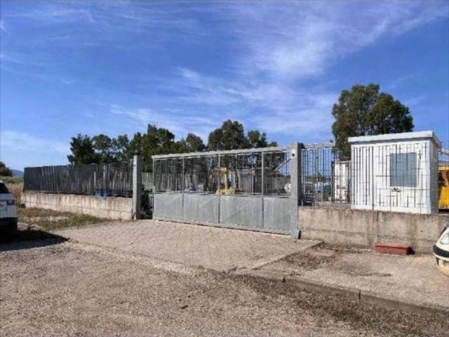 Capannone in vendita di 1583 m² in Strada Statale 388 del Tirso e del Mandrolisai
