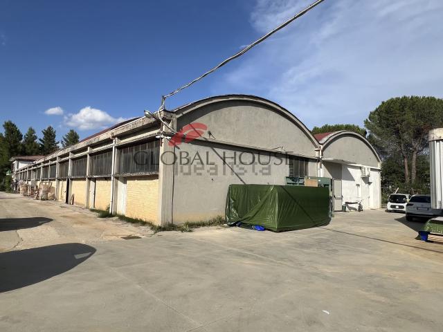 Capannone in vendita di 1600 m² in Strada Statale 150, 178