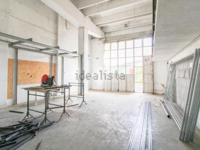 Capannone in vendita di 1600 m² in Via Mandolossa