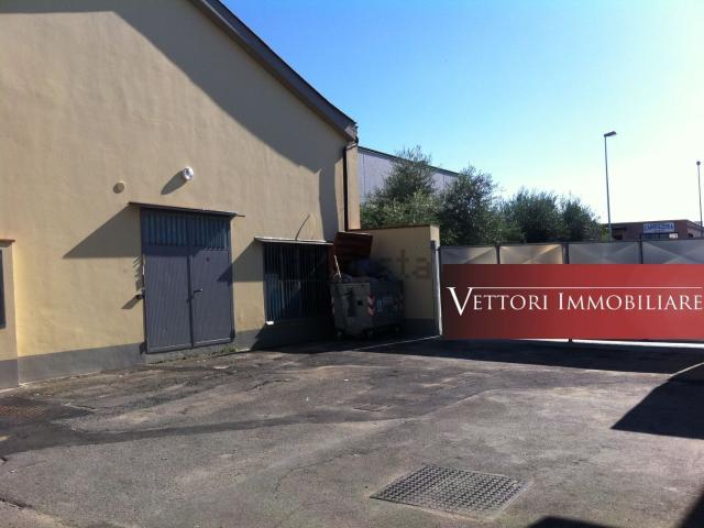 Capannone in vendita di 1600 m² in Via Ortigara