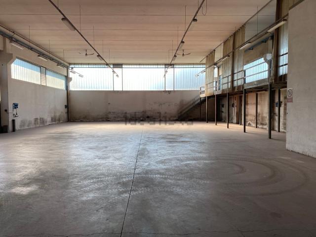 Capannone in vendita di 1600 m² in Via Balzella